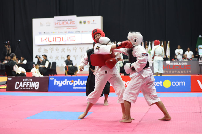 SENGIT: Dua atlet bertanding pada pertandingan shorinji kempo di Djarum Kaliputu Arena Kudus kemarin.