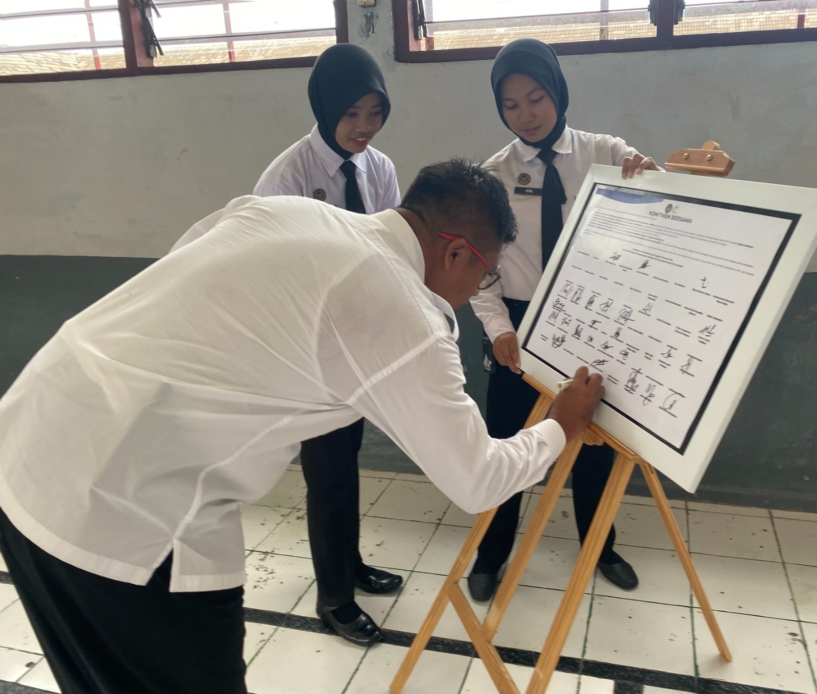 KOMITMEN BERSAMA &ndash; Kepala Lapas Kelas II B Purwodadi Erik Murdianto melakukan tanda tangan komitmen bersama berantas narkoba, handphoen dan barang terlarang di Lapas.