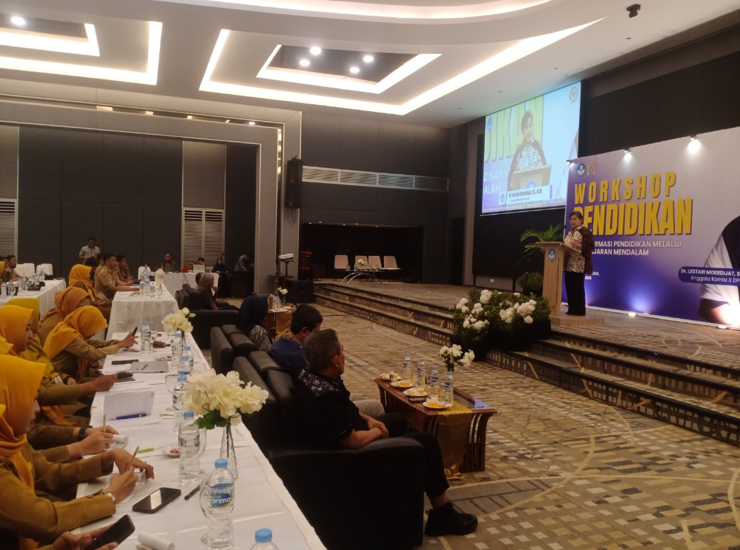 BUKA ACARA: Wakil Ketua MPR RI, Lestari Moerdijat menyampaikan sambutan sekaligus membuka acara Workshop Pendidikan di Aula Pertemuan Hotel Griptha, Senin (20/10). (ANDIKA TRISNA SAPUTRA/RADAR KUDUS)
