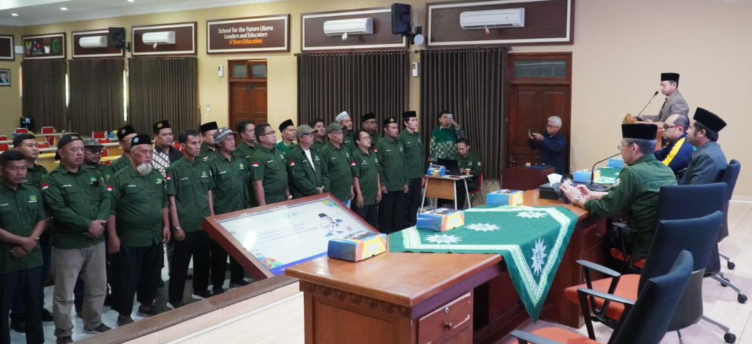 PENGUKUHAN: Semua pengurus yang diangkat maju ke depan dan dibacakan naskah pengukuhan BikersMu Pusat di Aula Madrasah Mu&rsquo;allimin Muhammadiyah Yogyakarta, belum lama ini. (BIKERSMU UNTUK RADAR KUDUS)