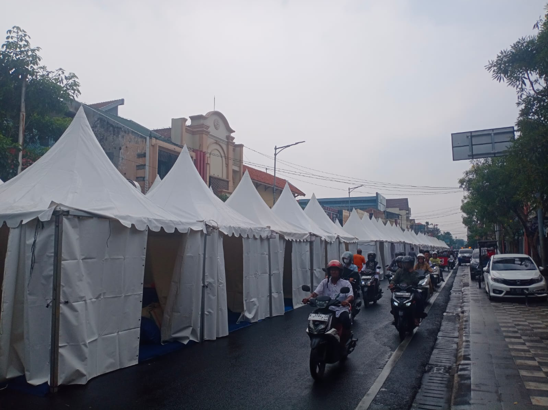 LOKASI: Tenda-tenda pameran UMKM Provinsi Jateng dalam rangka HSN 2025 tingkat Jateng di Jalan Sunan Kudus, Senin (20/10). (ANDIKA TRISNA SAPUTRA/RADAR KUDUS)