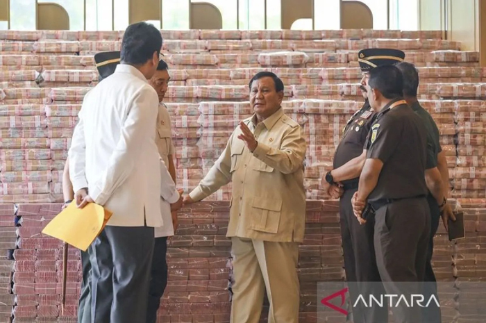 Presiden Prabowo (tengah) berbincang dengan Menkeu Purbaya (kiri), Jaksa Agung ST Burhanuddin (kedua kanan) dan Menhan Sjafrie Sjamsoeddin (kedua kiri) saat menghadiri penyerahan uang.