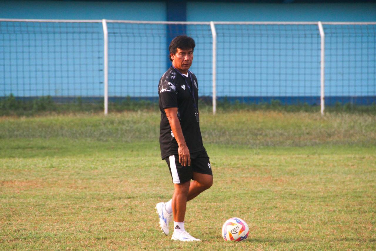 KURANG BERSINAR: Alfiat saat masih menukangi tim Persiku Kudus.