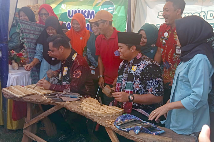 SENI: Bupati Jepara Witiarso Utomo dan Wakil Bupati M. Ibnu Hajar mengukir saat Ngantor di Desa Krapyak, Tahunan.