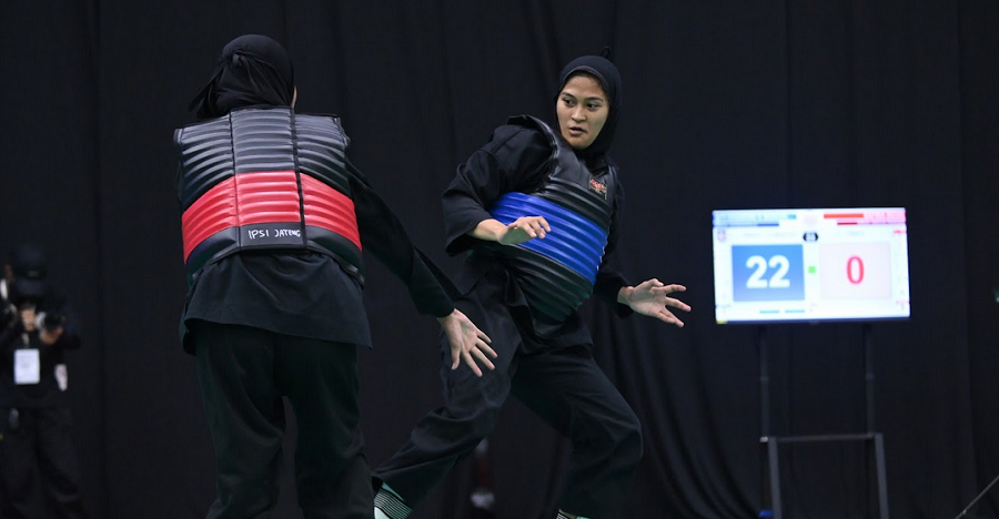 Atlet Pencak Silat dari Kontingen Gorontalo Siti Khairani S. Mokoginta (biru) saat menjalani pertandingan babak penyisihan melawan Safira Irzan asal Papua Tengah (merah) PON Bela Diri Kudus 2025