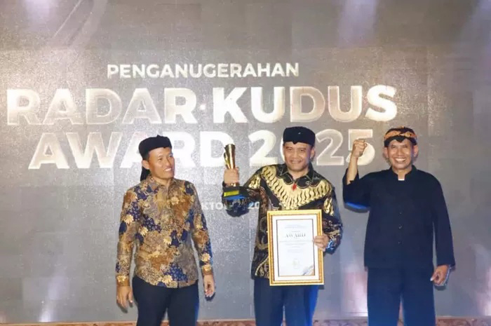 DIAPRESIASI: Gubernur Jateng Ahmad Luthfi (tengah) menerima Radar Kudus Award dari Dirut Jawa Pos Leak Kustiyo (kiri) dan Direktur Radar Kudus Baehaqi.