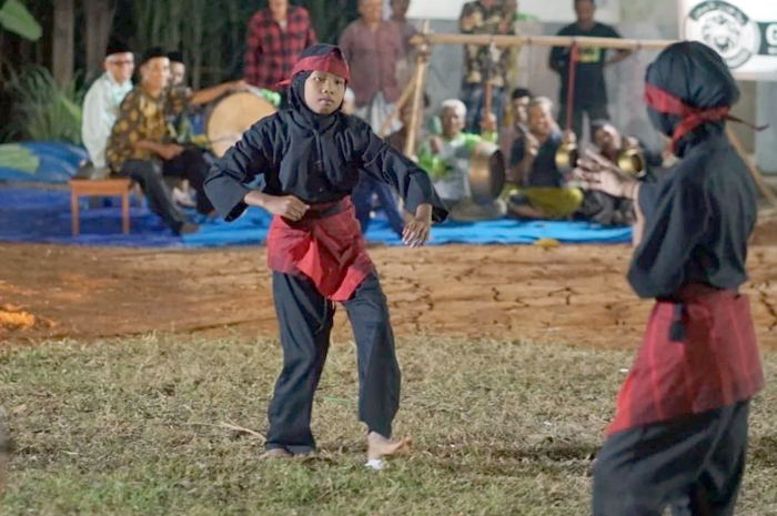 BERLATIH: Dua anak dari Desa Pagerharjo, Wedarijaksa, Pati memperagakan tarian Gong Cik di Sanggar Dolanan Tradisional Pati belum lama ini.