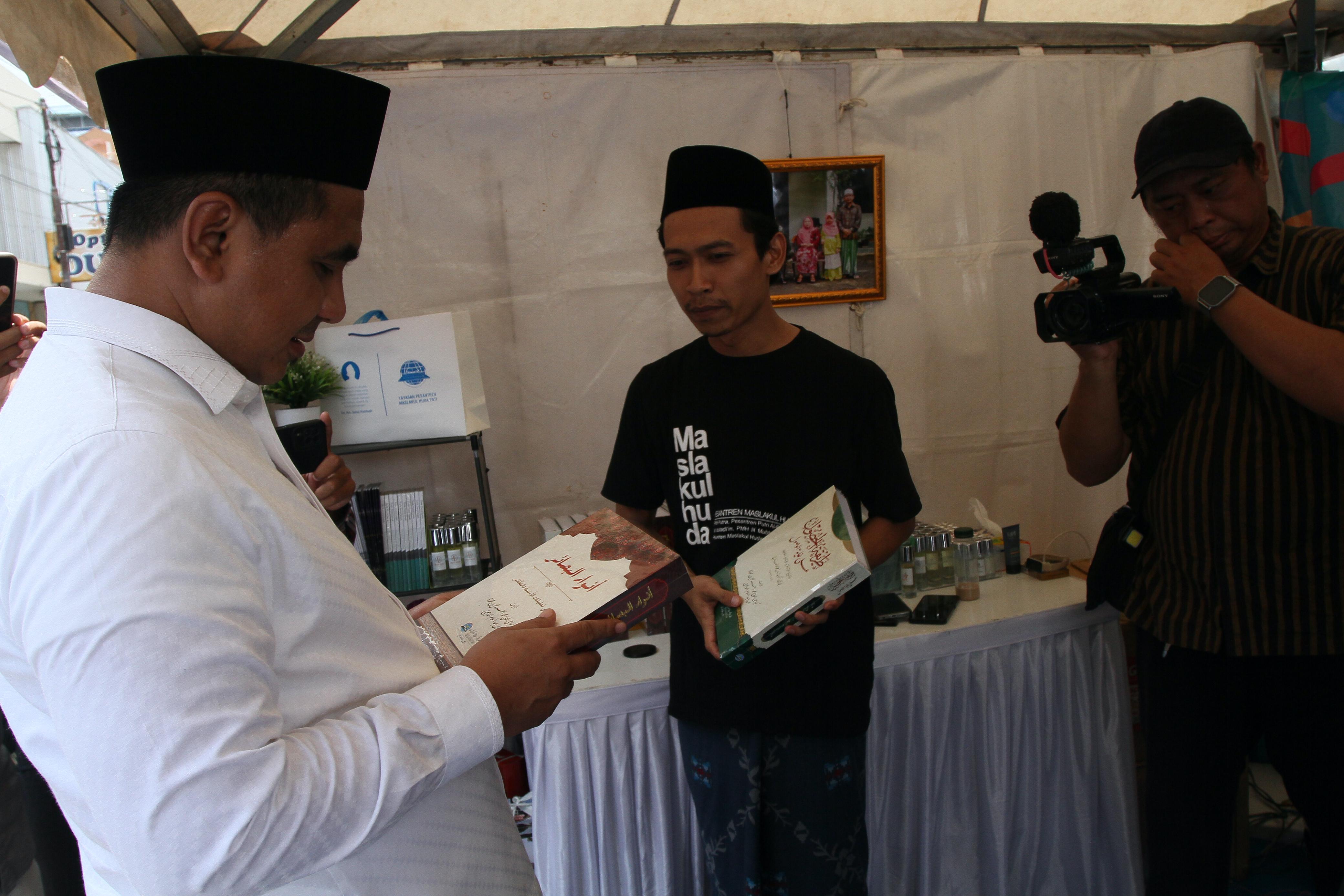 KELILING: Wagub Jateng melihat pameran produk UMKM se-Jawa Tengah dalam rangka peringatan HSN 2025 di Jalan Sunan Kudus, Selasa (21/10). (GALIH ERLAMBANG W/RADAR KUDUS)