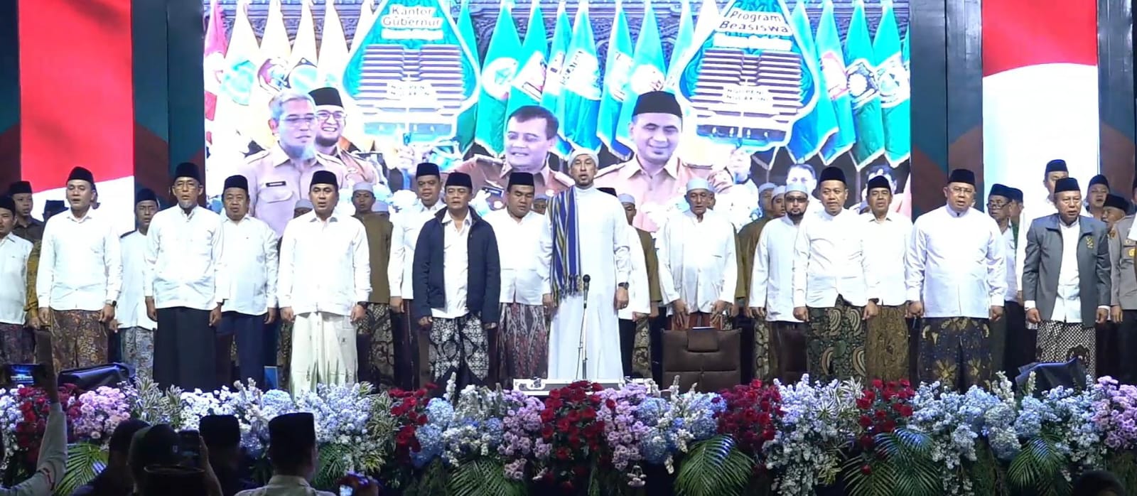 NASIONALISME: Seluruh tamu undangan dan masyarakat hadir menyanyikan lagu kebangsaan Indonesia Raya pada pembukaan Jateng Bersholawat. (TANGKAPAN LAYAR SIARAN LANGSUNG AKUN YOUTUBE MAJELIS AZZAHIR)