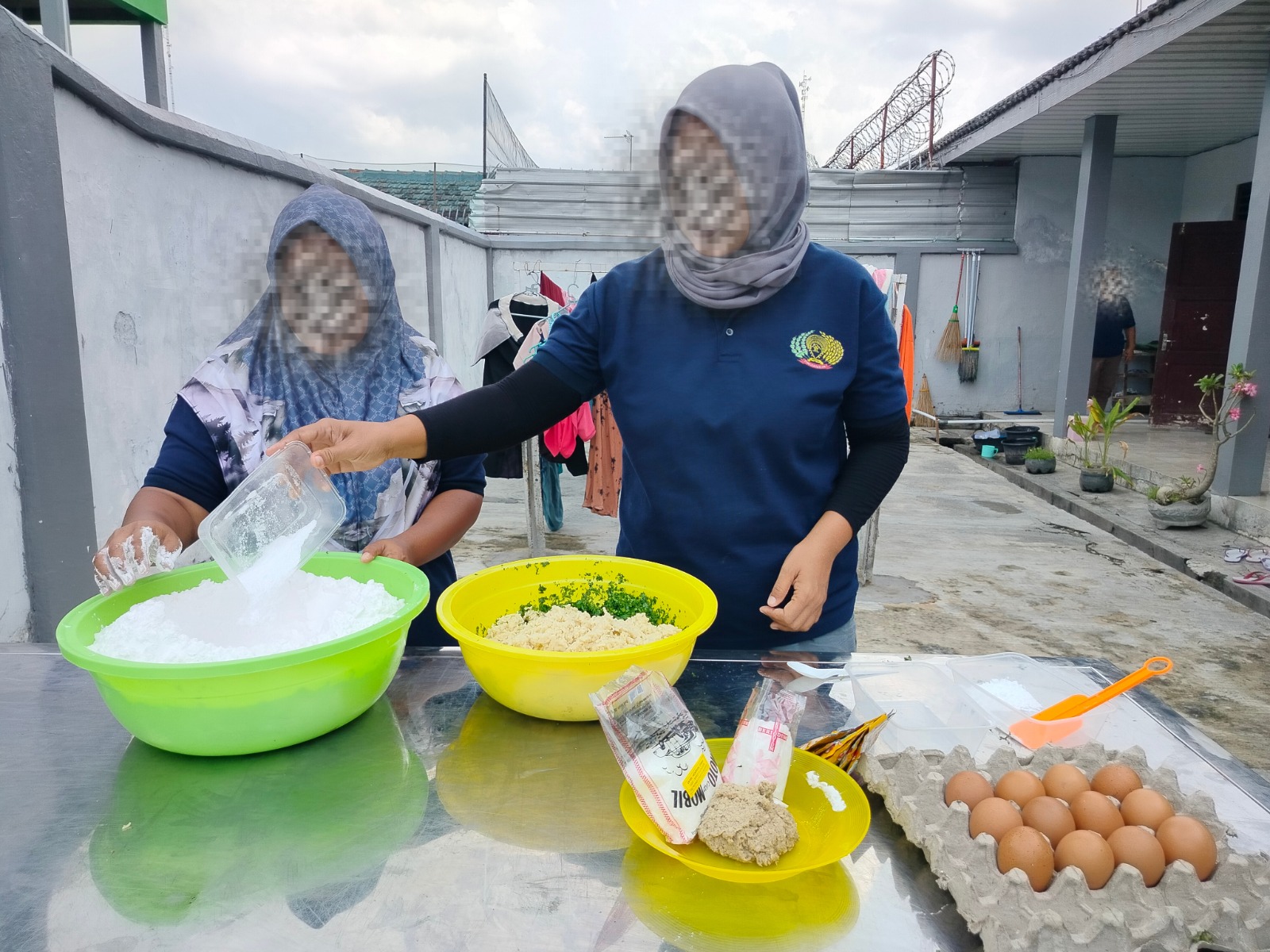 PRODUK UMKM &ndash; Warga Binaa Lapas Kelas II B Purwodadi membuat produksi Basreg Aneka Rasa untuk pelatihan ekonomi.