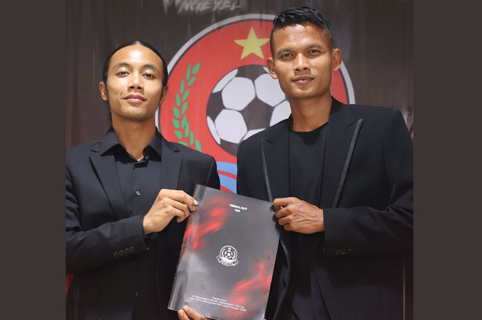 TAMBAH AMUNISI: CEO Persipa Pati Rafi Arifin bersama Ikfanul Alam bek berpengalaman di Liga 1.