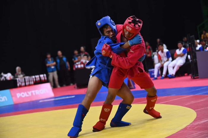 TERCAPAI: Atlet Sambo Jateng Budi Setiawan (kanan) berhasil memeroleh medali emas saat bertanding di Djarum Kaliputu Arena kemarin.
