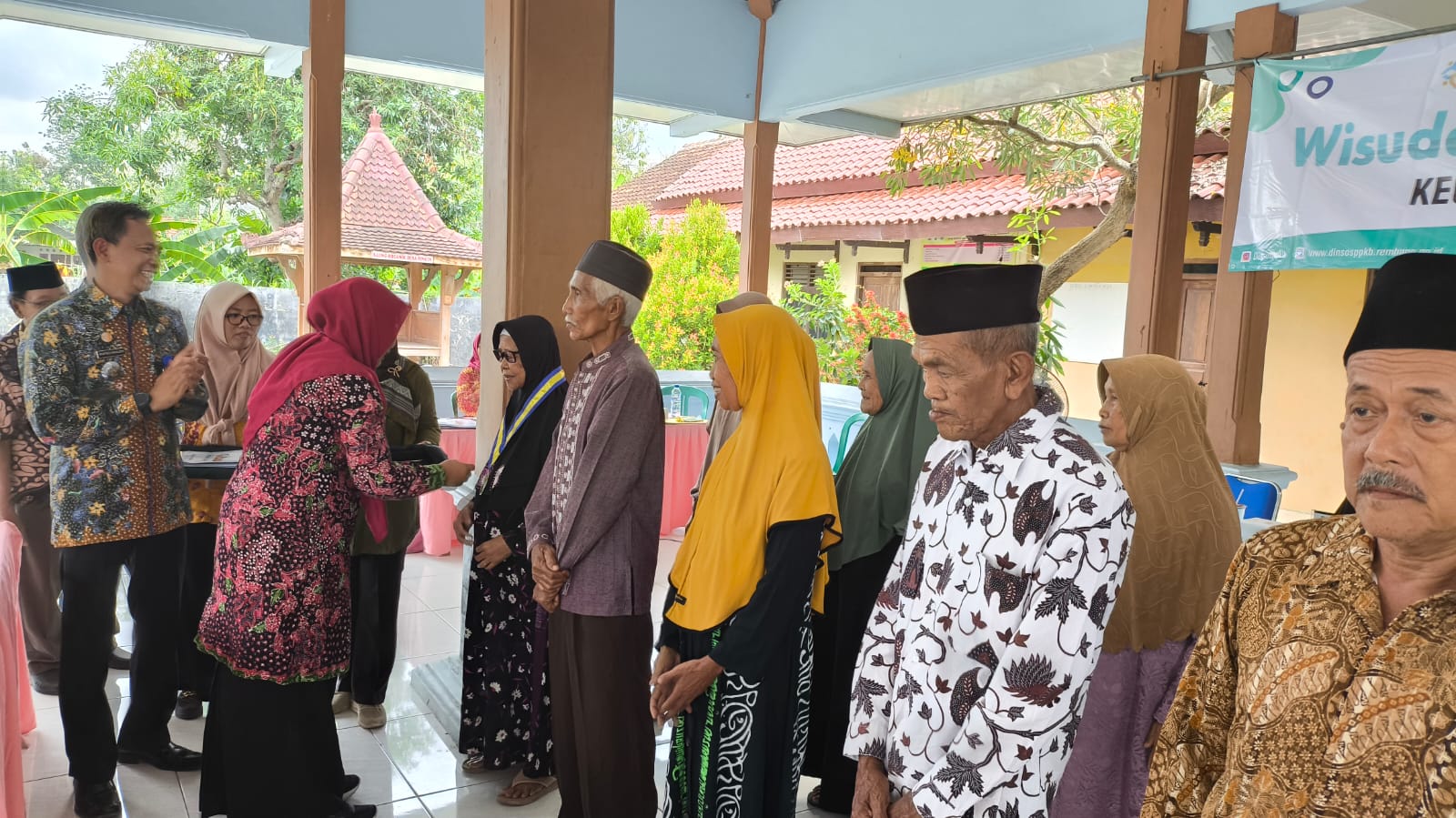 TUNTAS:  Prosesi wisuda sekolah lansia &ldquo;Wreda Karya&rdquo; Desa Ringin Kecamatan Pamotan hari Selasa (21/10)