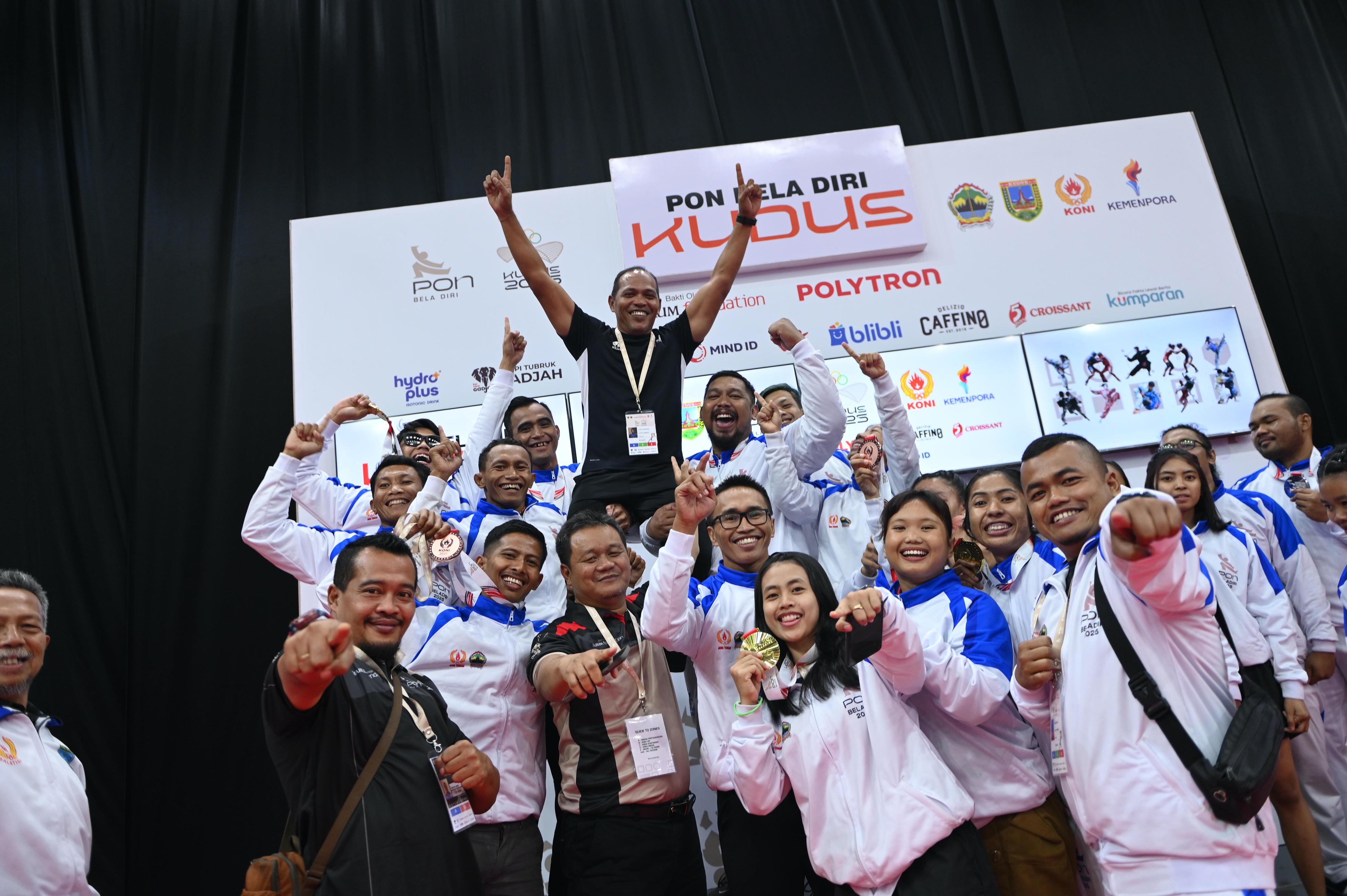 MEMUKAU: Tim Sambo Jateng merayakan hasil juara umum Cabor Sambo.