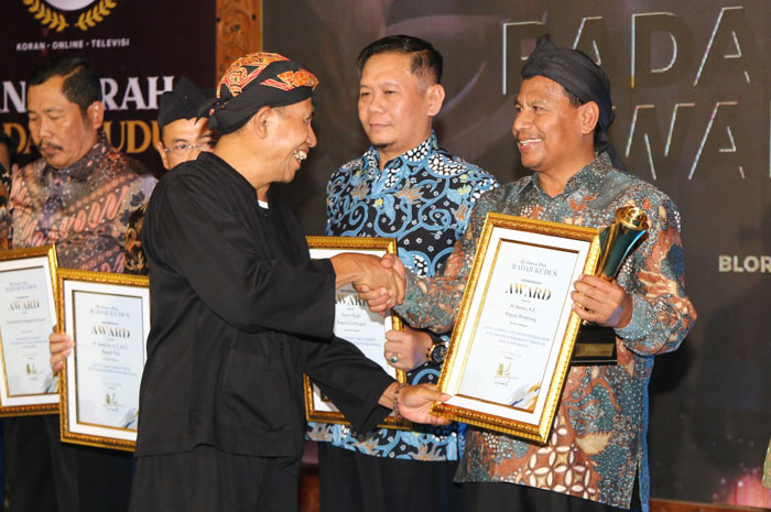 APRESIASI: Bupati Rembang, Harno menerima Piala dan Piagam Radar Kudus Award dari Direktur Radar Kudus Baehaqi.  &nbsp;