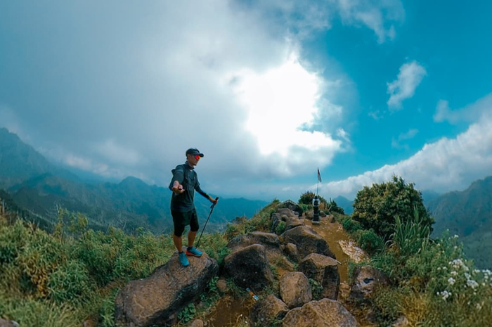 PESONA MURIA: Pendaki Wildan Indrawan berpose di atas Puncak 29 yang belatar belakang Gunung Muria.