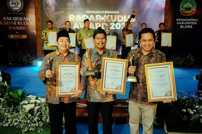 SALING DUKUNG: Bupati Harno berfoto bersama dengan Kepala MAN 2 Rembang dan Ketua PMI Rembang.