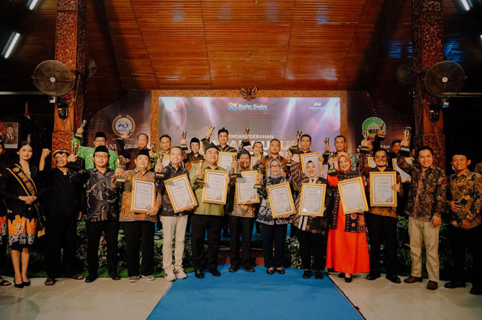 KOMPAK: Bupati Harno berfoto bersama para penerima Radar Kudus Award 2025 di Pendopo Kabupaten Blora.