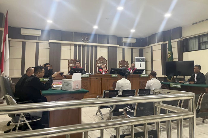KURSI PESAKITAN: Dua terdakwa kasus korupsi hibah kandang ayam fiktif divonis satu tahun penjara pada persidangan di Pengadilan Tipikor Semarang, Rabu lalu (15/10).