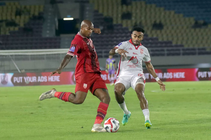 Striker Persis Solo Garvin Kastanaar saat melawan Malut United di Stadion Manahan (18/10/2025)