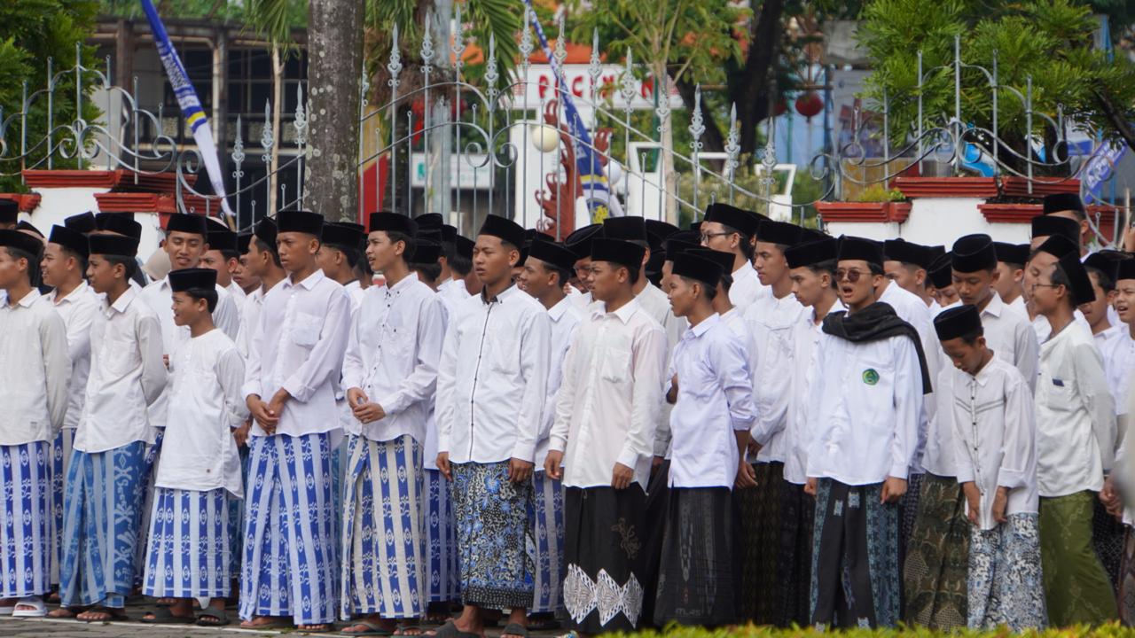 KHIDMAT: Para santri ikuti upacara peringatan Hari Santri di Halaman Setda Jepara Rabu (22/10).