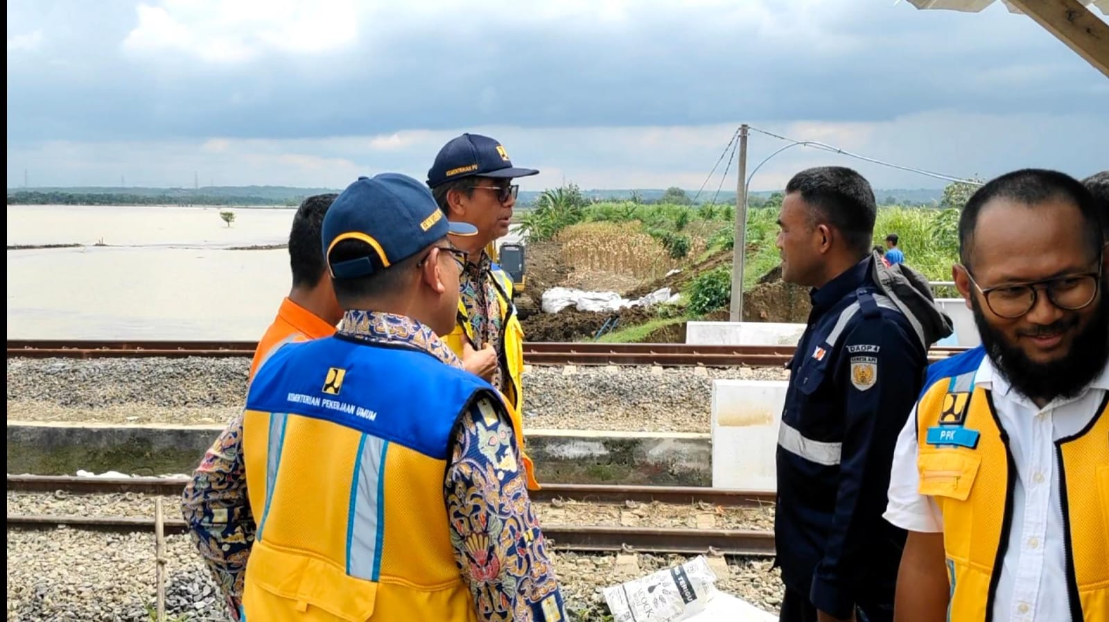 MENINJAU: BBWS Pemali Juana saat meninjau lokasi jebolan tanggul di Kanan KB-1 Rowosari, Gubug.