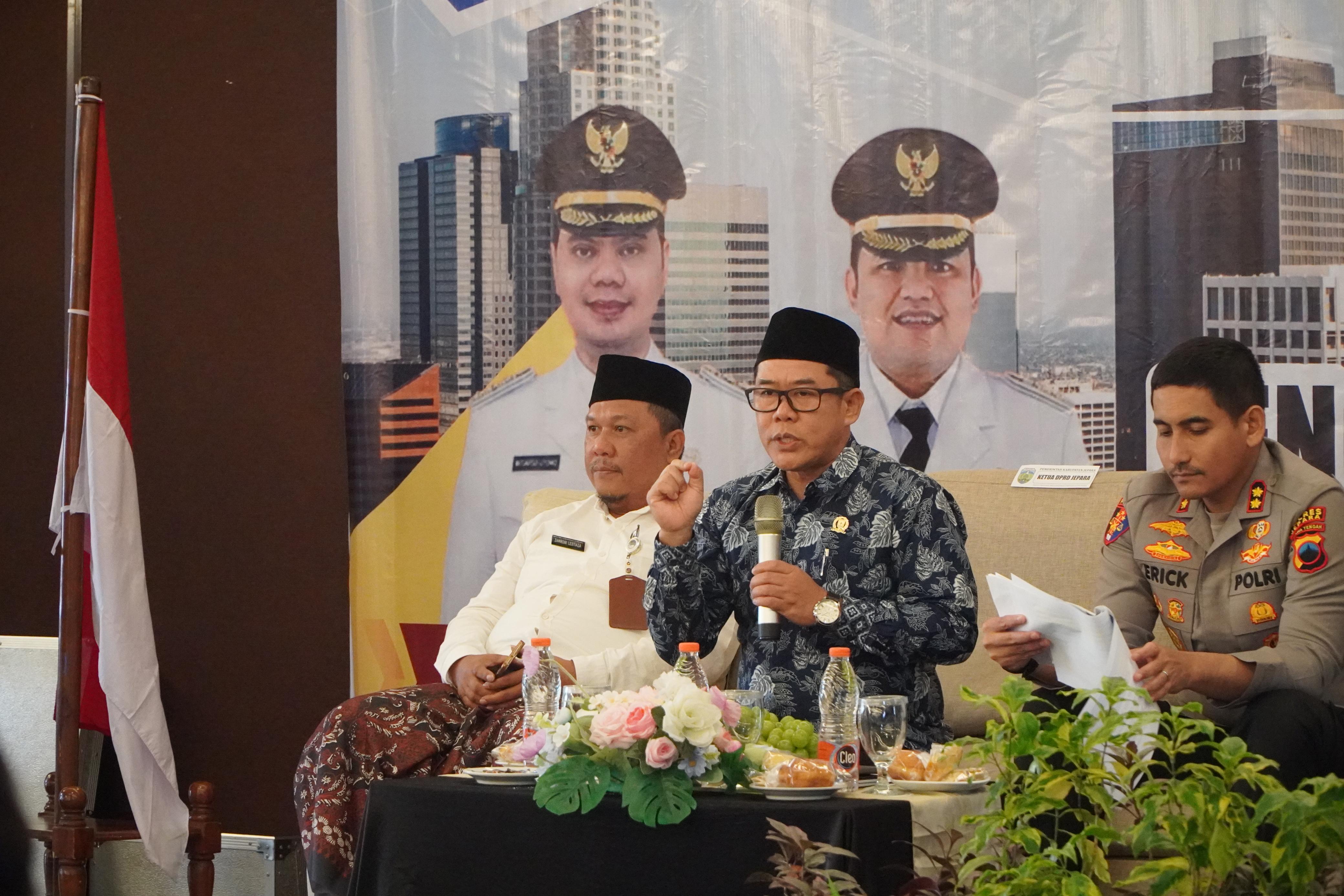 SINERGIS: Ketua DPRD Jepara Agus Sutisna berikan arahan dalam forum pembinaan serta evaluasi TKA pada Rabu (22/10).