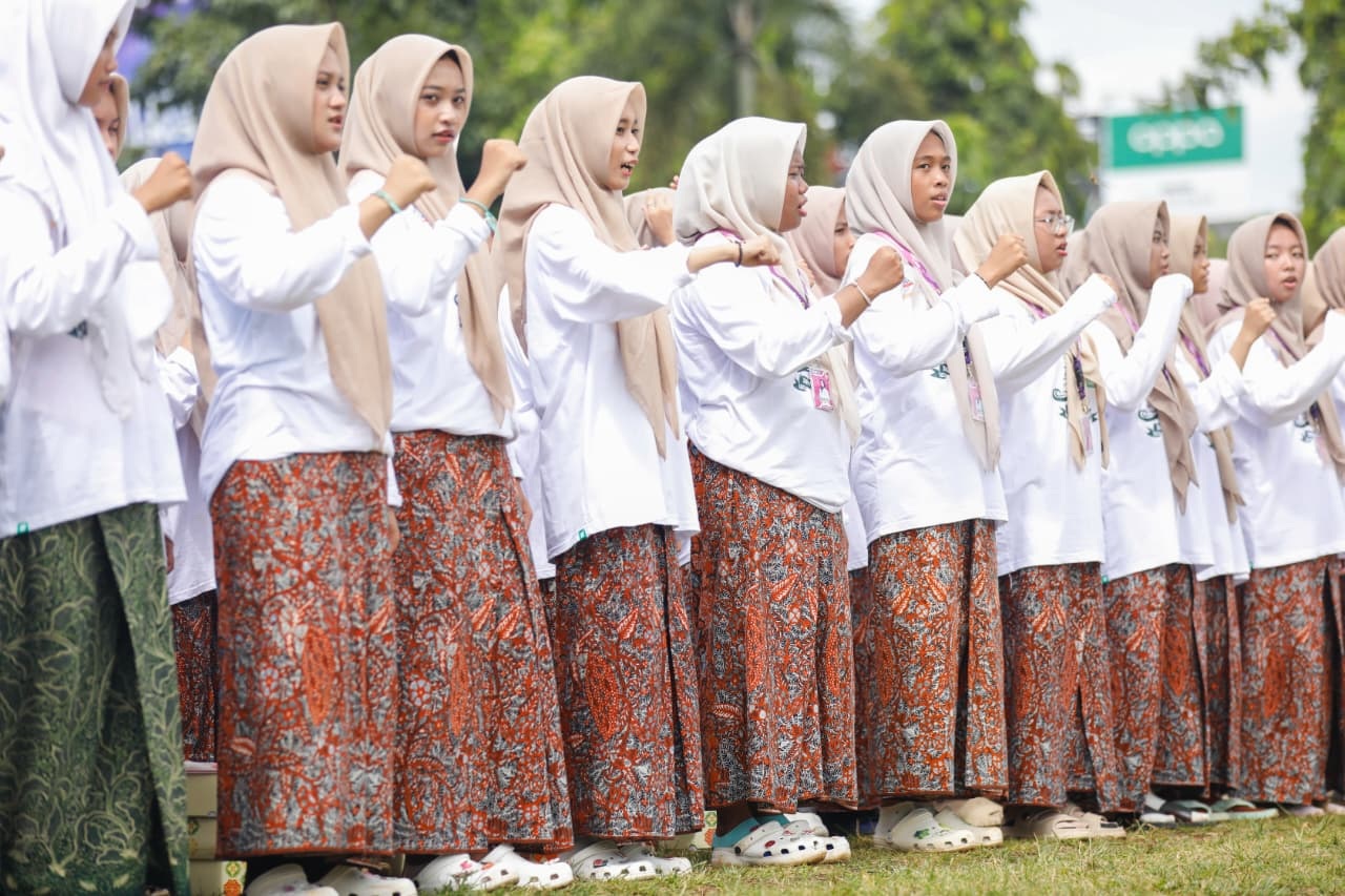 Sejumlah santri mengikuti upacara Hari Santri 2025 di Alun-alun Kudus, Rabu (22/10).&nbsp;