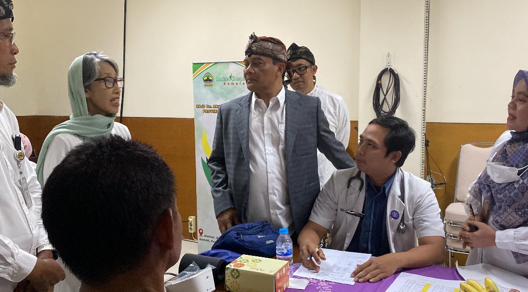 TINJAU: Gubernur Jateng Ahmad Luthfi membersamai santri yang sedang menggunakan Program Speling di Gedung A Pemkab Kudus lantai 1, Rabu (22/10). (ANDIKA TRISNA SAPUTRA/RADAR KUDUS)