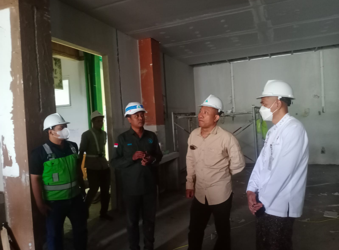 INTERAKSI: Ketua Komisi D DPRD Kudus, Mardijanto (dua dari kanan) menyidak progres pembangunan Gedung Stroke Center dan IGD RSUD dr. Loekmono Hadi, Rabu (22/10). (ANDIKA TRISNA SAPUTRA/RADAR KUDUS)