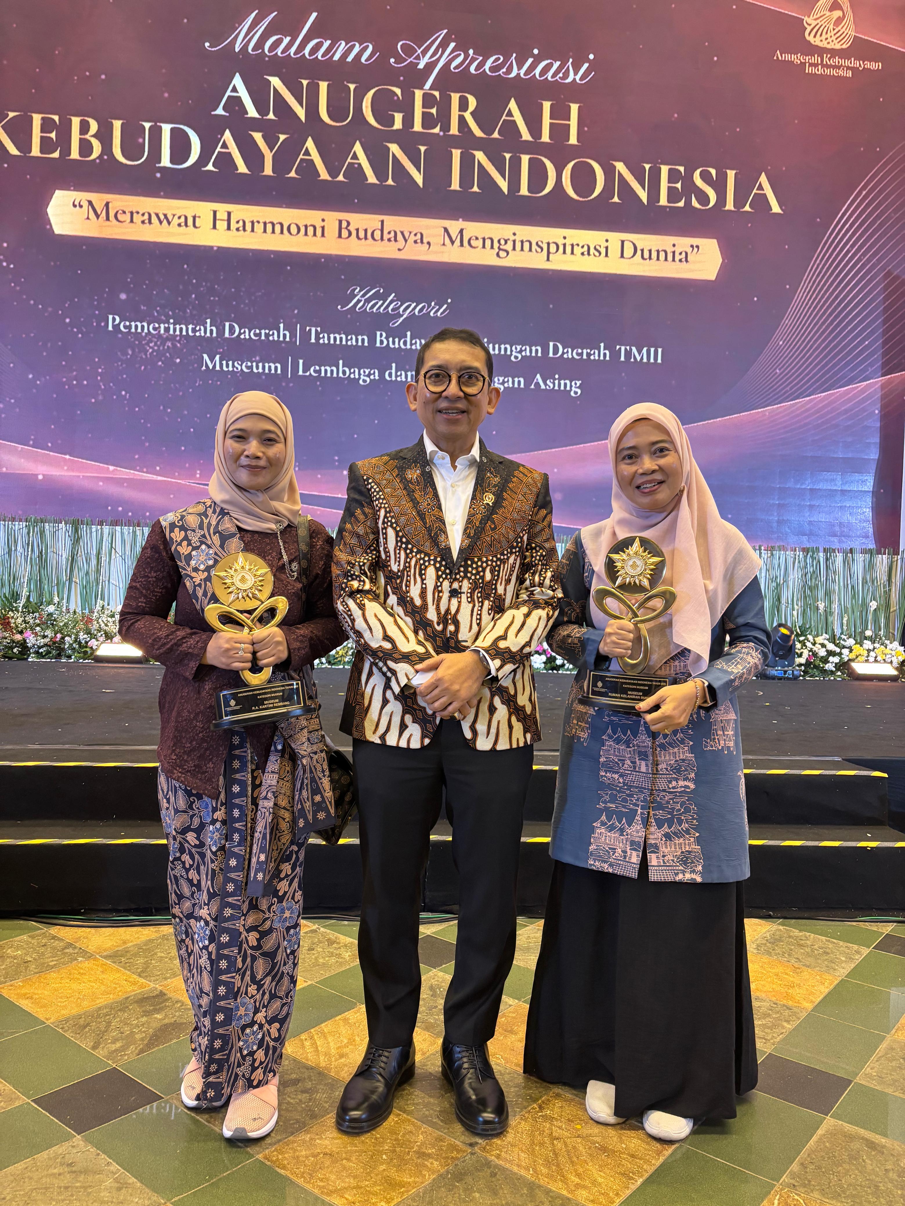 DISERAHKAN: Menteri Kebudayaan, Fadli Zon menyerahkan AKI 2025 kepada pengelola Museum RA Kartini Rembang (kiri), Retna Diah Radityawati, Selasa malam (21/10)