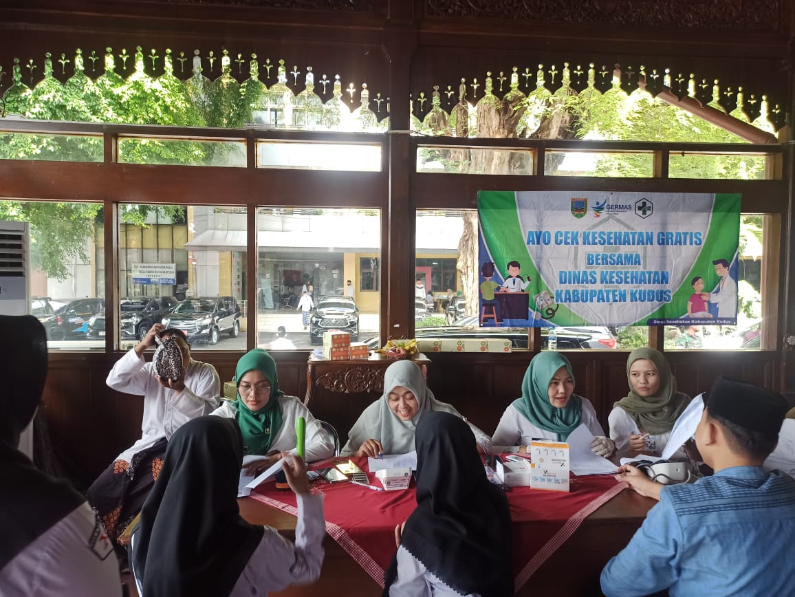 Cek kesehatan gratis dan spelling atau pemeriksaan spesialis dalam rangka Peringatan Hari Santri di Jateng yang dipusatkan di Kabupaten Kudus.