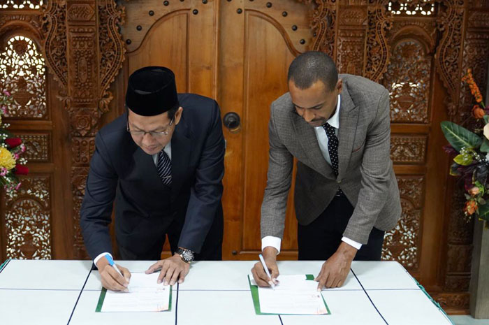 Rektor UIN Sunan Kudus, Prof. Dr. H. Abdurrohman Kasdi, Lc., M.Si&nbsp;menandatangani&nbsp;MoU dengan&nbsp;LIBA dalam upaya memperkuat kerja sama internasional.