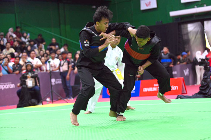 PERSAINGAN KETAT: Salah satu atlet pencak silat asal Jateng (Jateng) saat bertanding kemarin. Kontingen pencak silat Jateng berhasil menyabet juara umum.