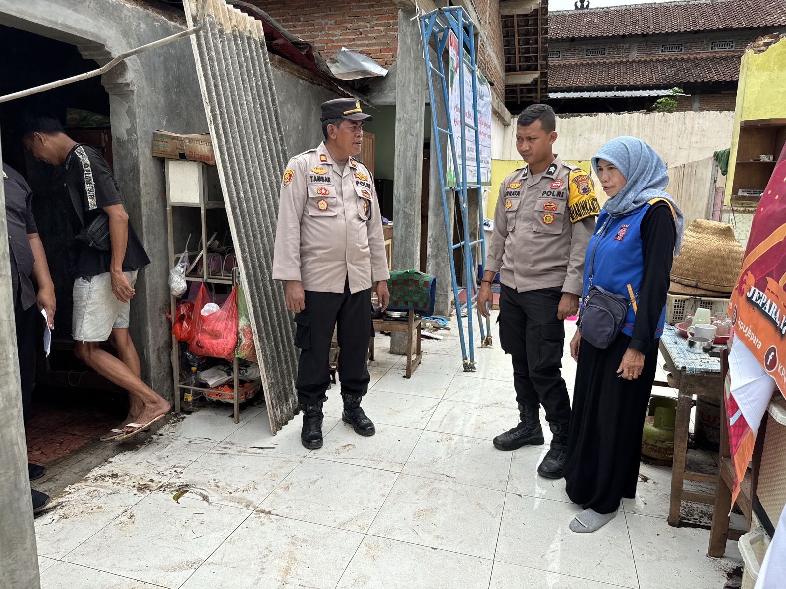Kepolisian Resor (Polres)&nbsp;Jepara, Polda Jawa Tengah, melalui Polsek Mlonggo langsung mengirimkan bantuan sosial berupa bahan sembako kepada korban bencana.&nbsp;