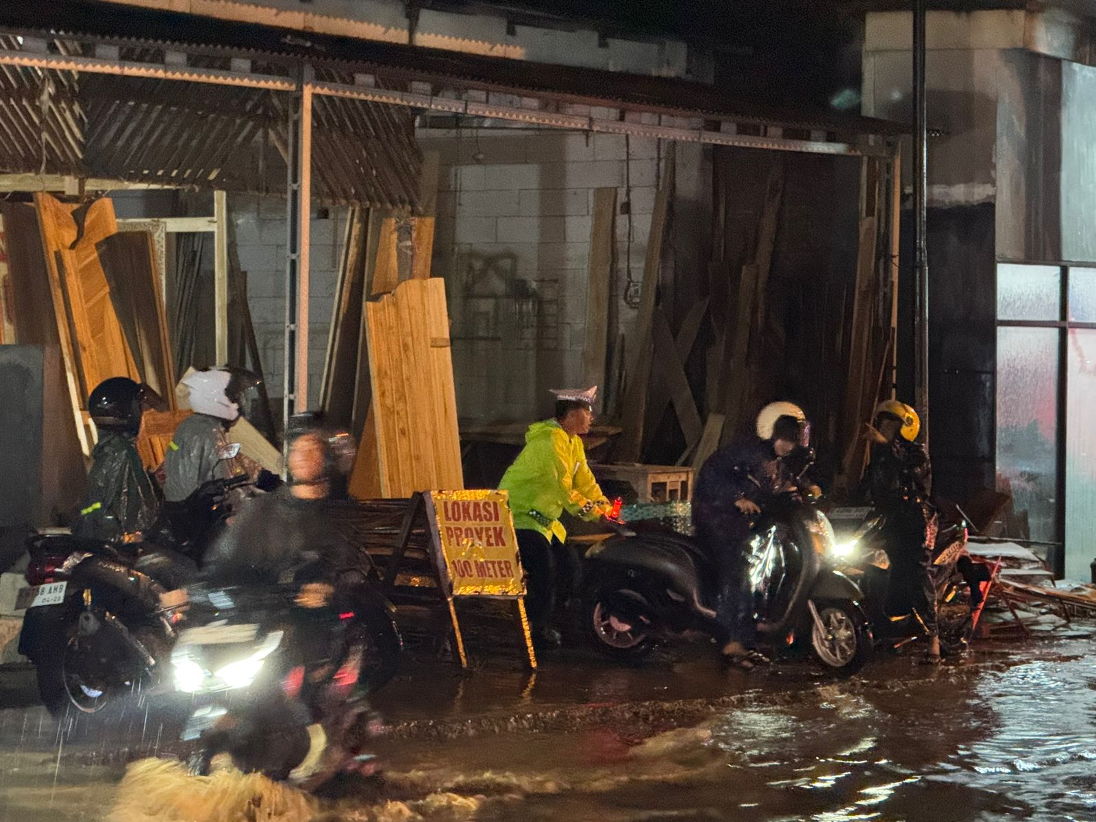 Hujan lebat yang terjadi menyebabkan genangan air di kawasan jembatan Sengonbugel Mayong akibat tersumbatnya drainase, sehingga mengganggu mobilitas pengguna jalan, pada Selasa (21/10/2025) malam.