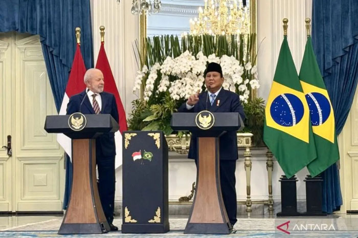 Presiden Prabowo Subianto (kanan) dan Presiden Brazil Luiz In&aacute;cio Lula da Silva menyampaikan pernyataan bersama di Ruang Kredensial, Istana Merdeka, Jakarta, Kamis (23/10/2025).