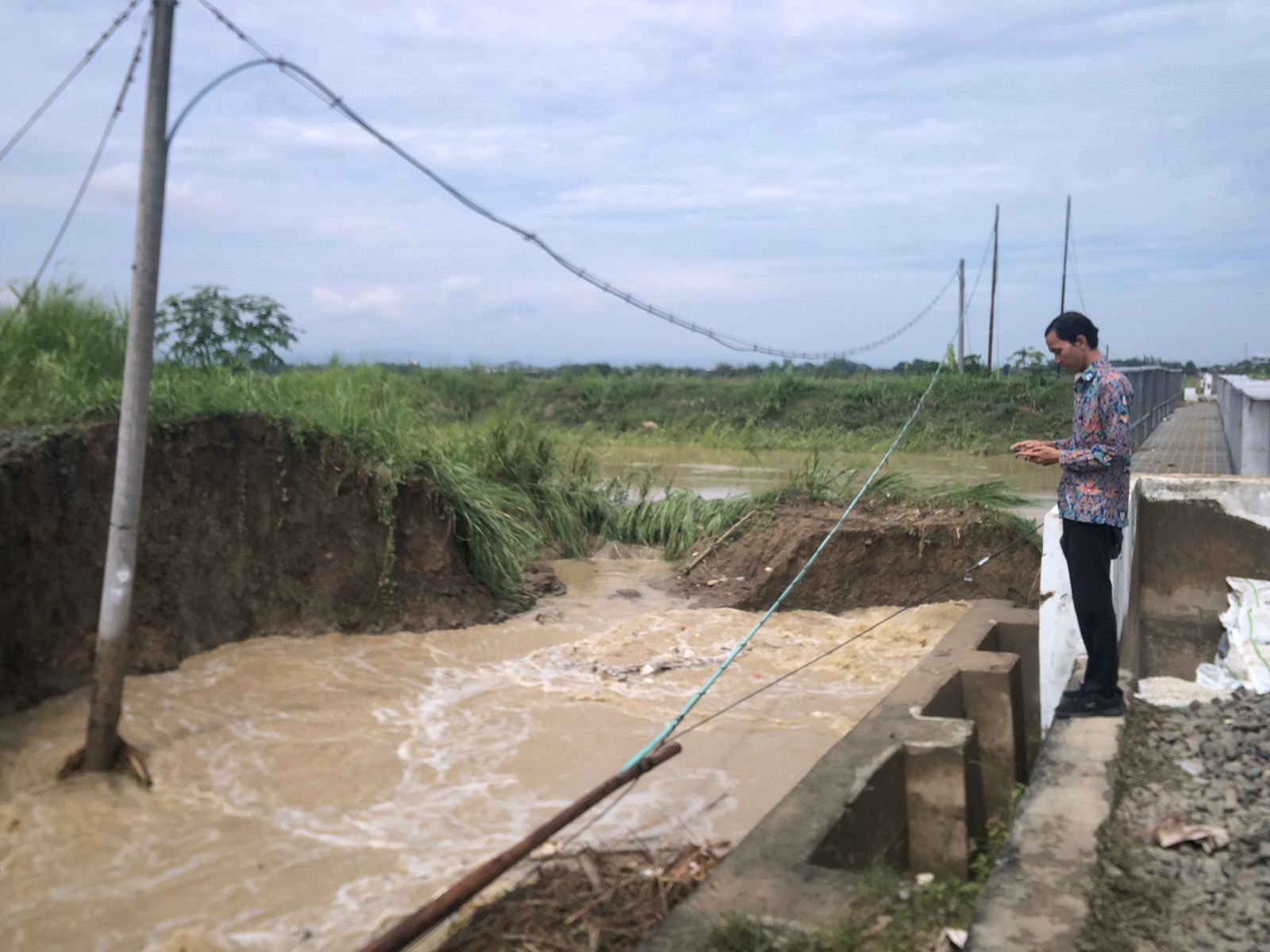 DIKEBUT: Petugas lapangan BBWS Pemali Juana saat mengecek lokasi jebolan tanggul di KB-1 Rowosari, Kecamatan Gubug.