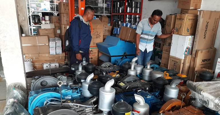 CEK BANTUAN: KUB Mulya Jaya desa Mojowarno belanja 4 unit mesin di salah satu toko wilayah Kecamatan Kragan.