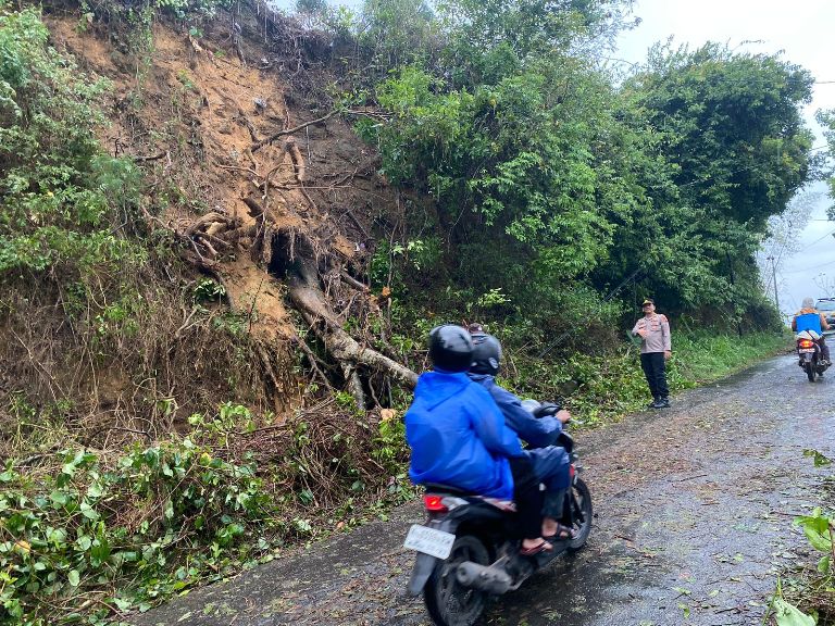 EVAKUASI: Sejumlah warga den petugas Polsek Gunem mengecek kondisi jalan raya desa Trembes-Tegaldowo yang sempat longsor kemarin. LANGGANAN: Sejumlah kendaraan melintasi
