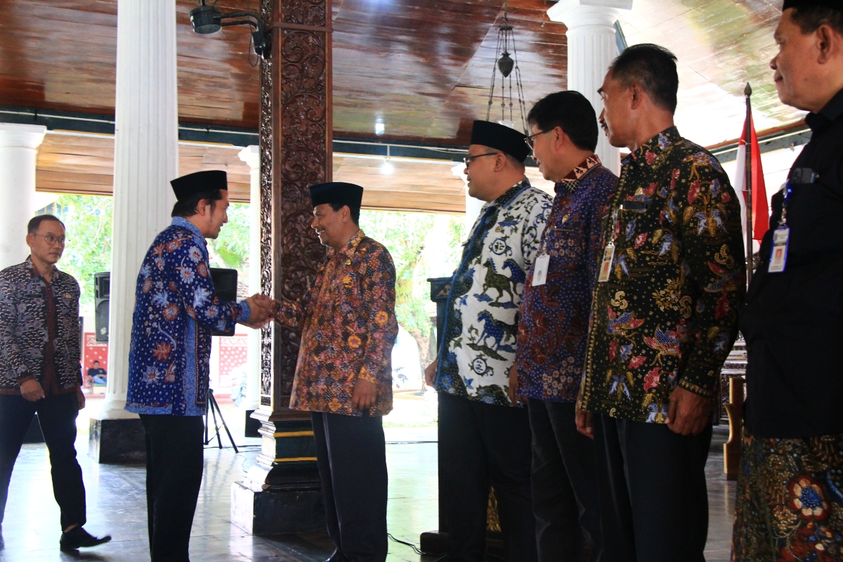 PELANTIK PERDANA: Bupati Rembang Harno bersalaman dengan dr. Samsul Anwar yang dilantik sebagai Direktur RSUD dr. Soetrasno Rembang kemarin.