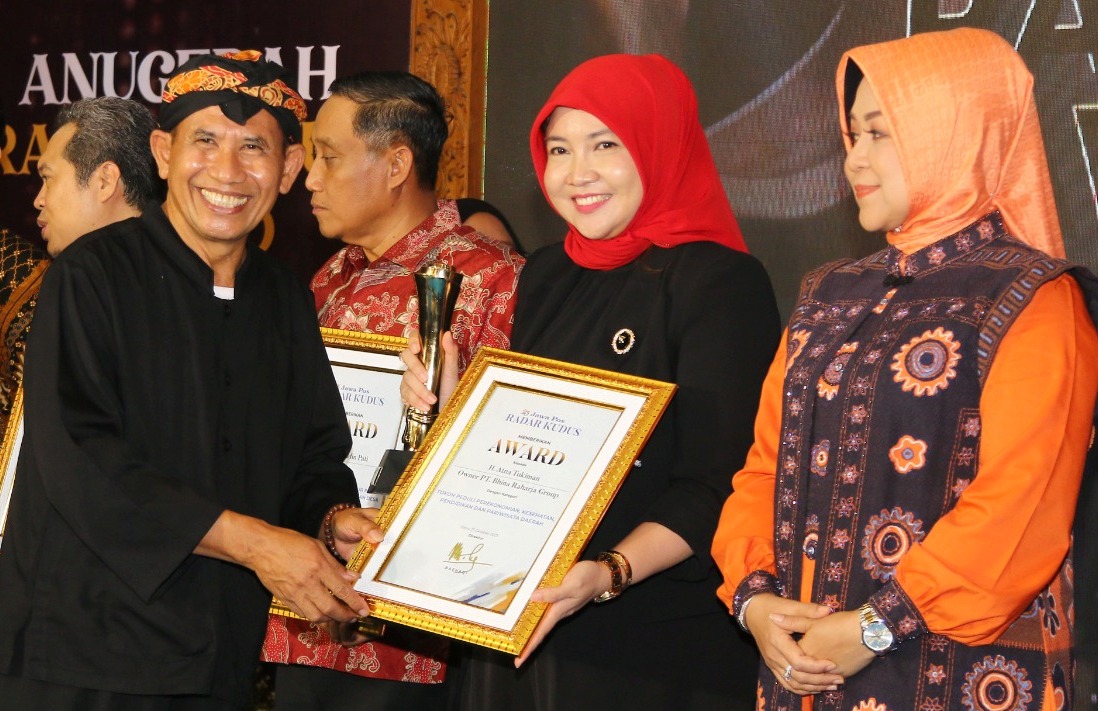 APRESIASI: Direktur Radar Kudus Baehaqi menyerahkan piagam penghargaan Radar Kudus Award kepada  Vivit Dinarini Atnasari, putri Owner PT Bhina Group Atna Tukiman di Pendopo Kabupaten Blora.
