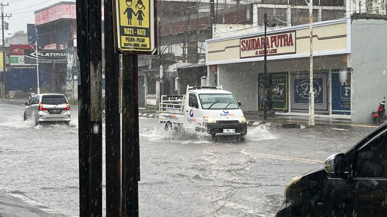 LANGGANAN: Sejumlah kendaraan melintasi banjir di Pantura Lasem masih belum bida ditangani dengan baik sampai saat ini.