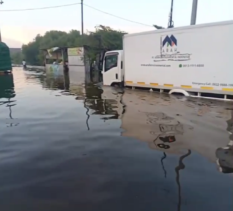 Banjir di terminal Terboyo Semarang pagi ini setinggi sekitar 100 cm