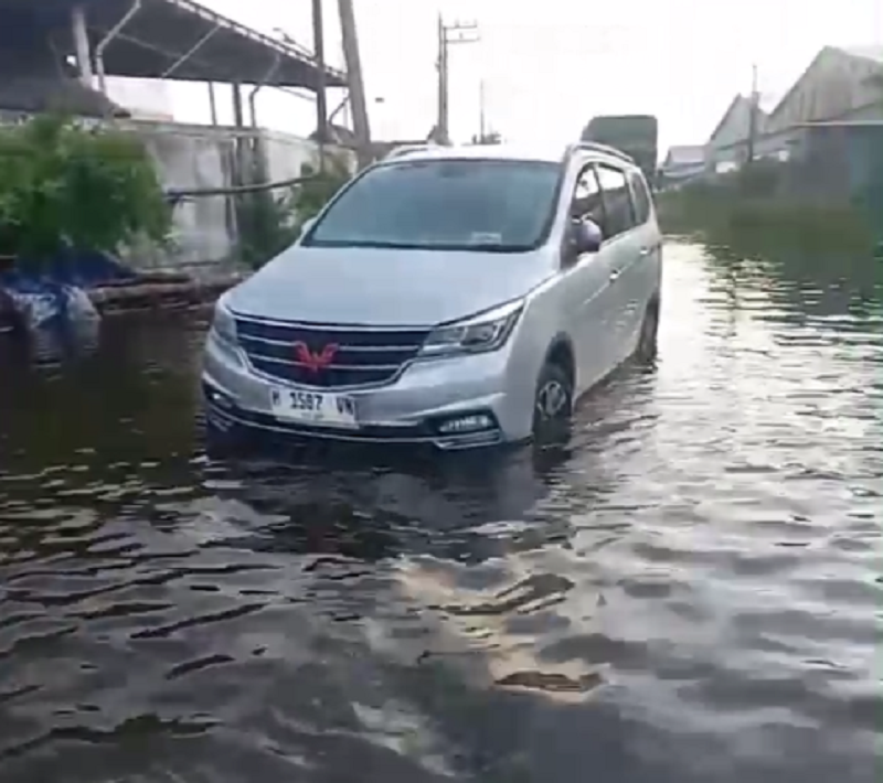 Banjir di sekitar terminal Terboyo Semarang pagi ini setinggi sekitar 100 cm