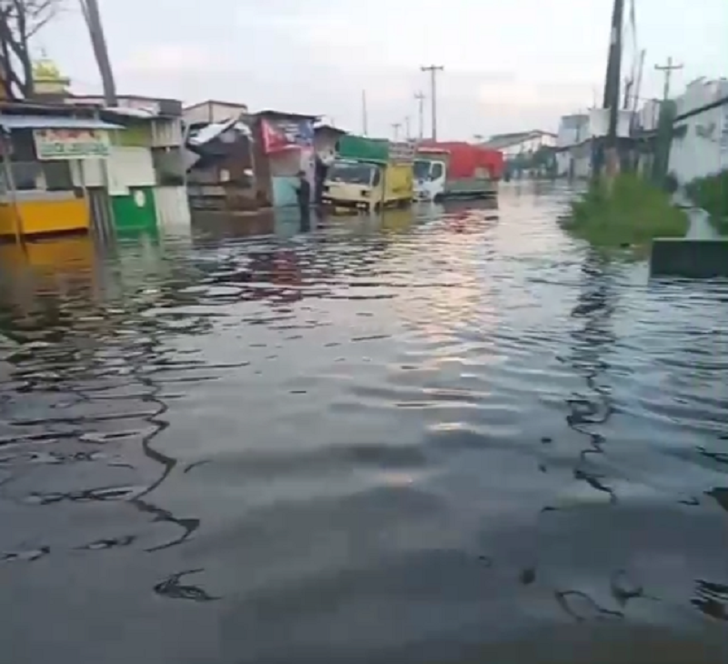 Banjir di sekitar terminal Terboyo Semarang pagi ini setinggi sekitar 100 cm