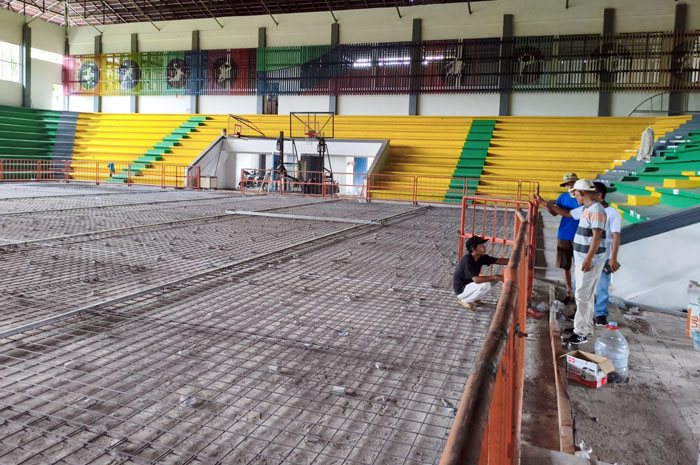 SETENGAH JADI: Pekerja sedang mengerjakan renovasi GOR Pesantenan Pati belum lama ini.