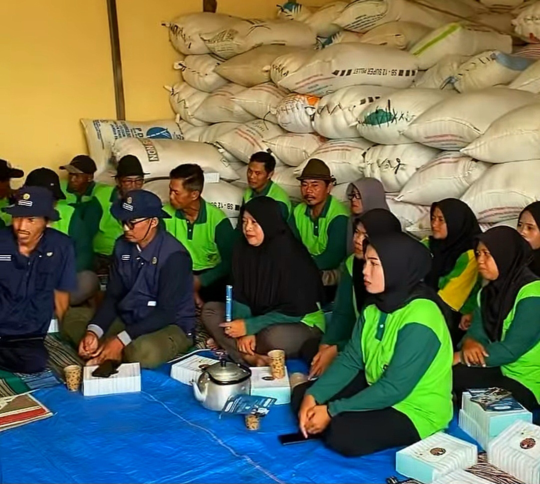 ANTUSIAS: Para petani di Desa Kancilan Kecamatan Kembang tengah melakukan pertemuan rutin.