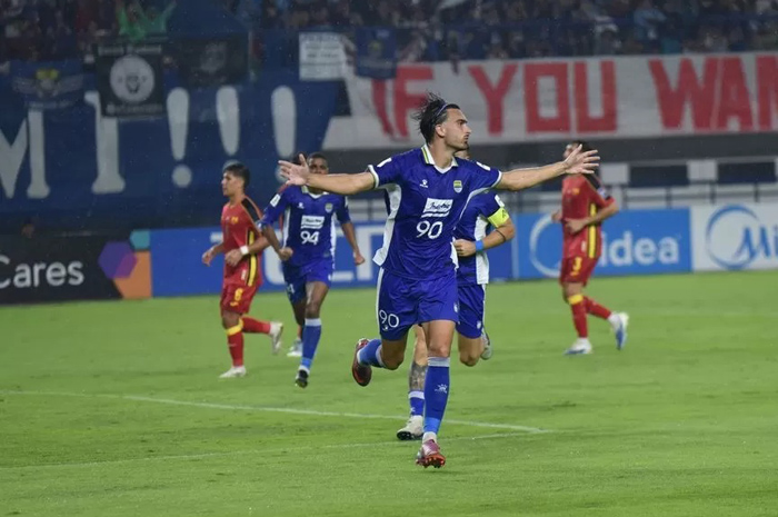 Selebrasi Andrew Jung usai mencptakan gol ke 2 bagi Persib Bandung ke gawang Selangor FC.