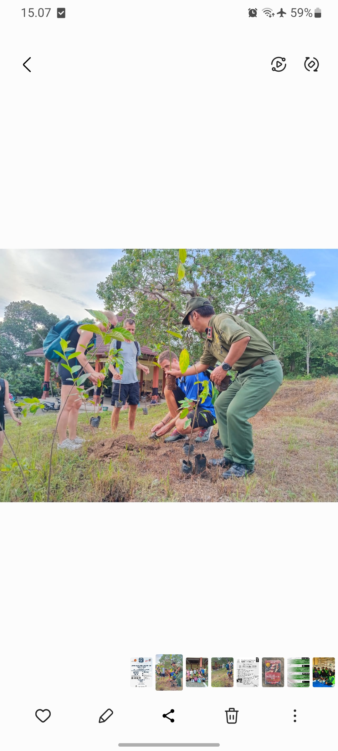 GUYUB: Turis mancanegara turut bergabung dalam aksi penanaman pohon di Bukit Jatikerep, Karimunjawa.